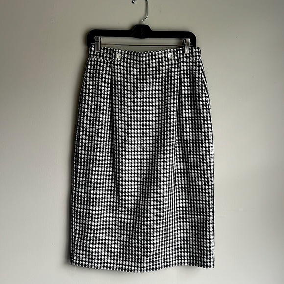 This fantastic houndstooth skirt can be in your closet today. - Picture 1 of 4
